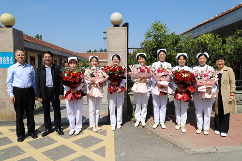 李院長(zhǎng)走訪精神科護(hù)士長(zhǎng)們.JPG 李院長(zhǎng)走訪精神科護(hù)士長(zhǎng)們.JPG